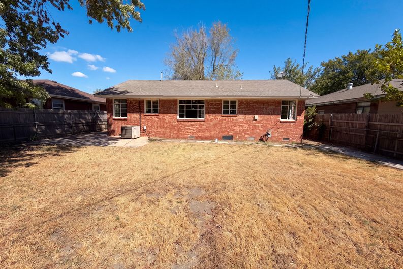 Photo 5 of 11 of 1212 SW 54th St, Oklahoma City, OK
