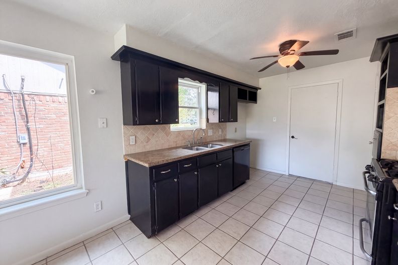 Photo 7 of 18 of 3206 Brookdale Ct, Deer Park, TX
