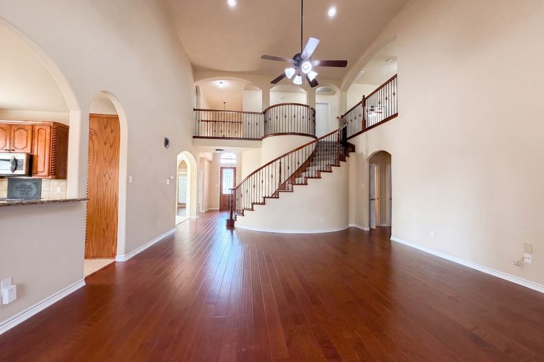 Photo 6 of 29 of 409 Lone Oak Ct, Kennedale, TX
