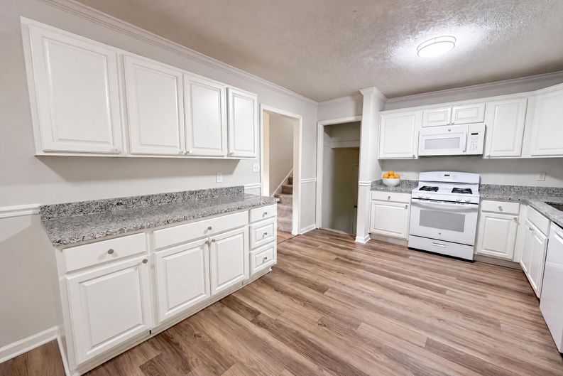 Photo 6 of 25 of 3691 Lavilla Dr, Powder Springs, GA