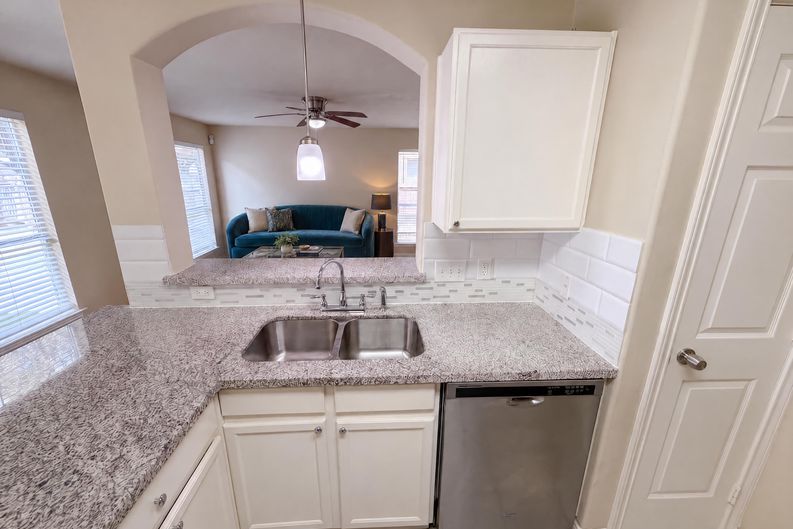 Photo 10 of 28 of 10250 Rolleston Ln, Houston, TX