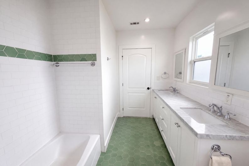 Photo 17 of 29 of 1110 Queen Anne Pl, Los Angeles, CA