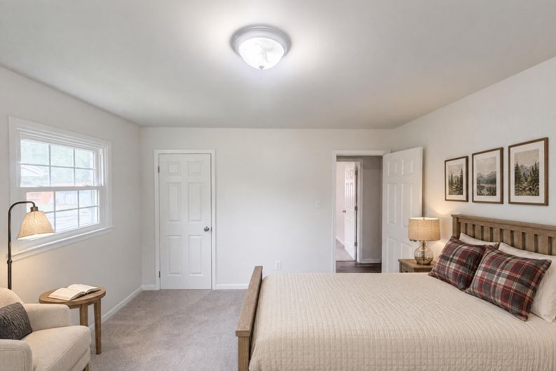 Photo 12 of 26 of 1502 W Meadowview Rd, Greensboro, NC