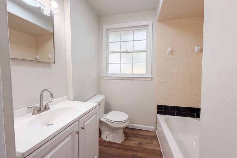 Photo 9 of 16 of 1004 Glenview Dr, Nashville, TN