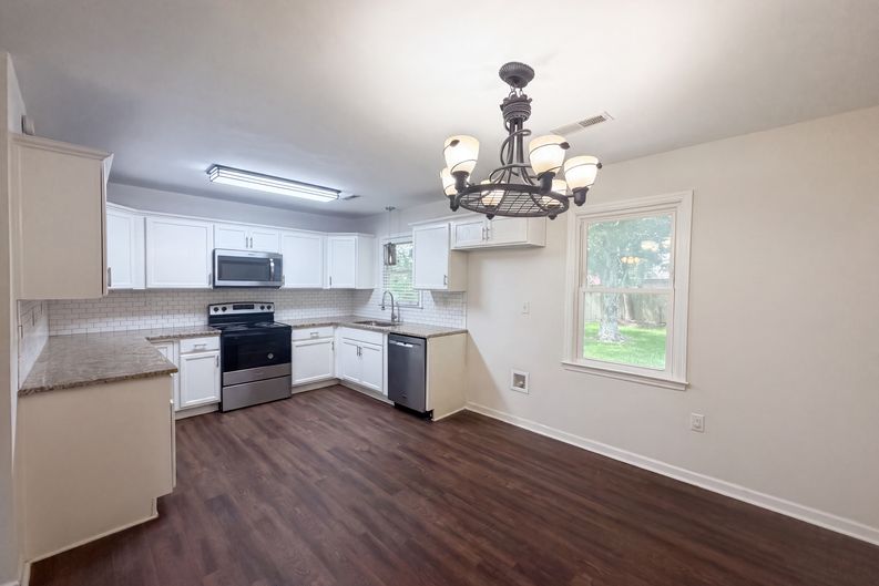 Photo 7 of 18 of 1110 Stuart Dr, Moncks Corner, SC