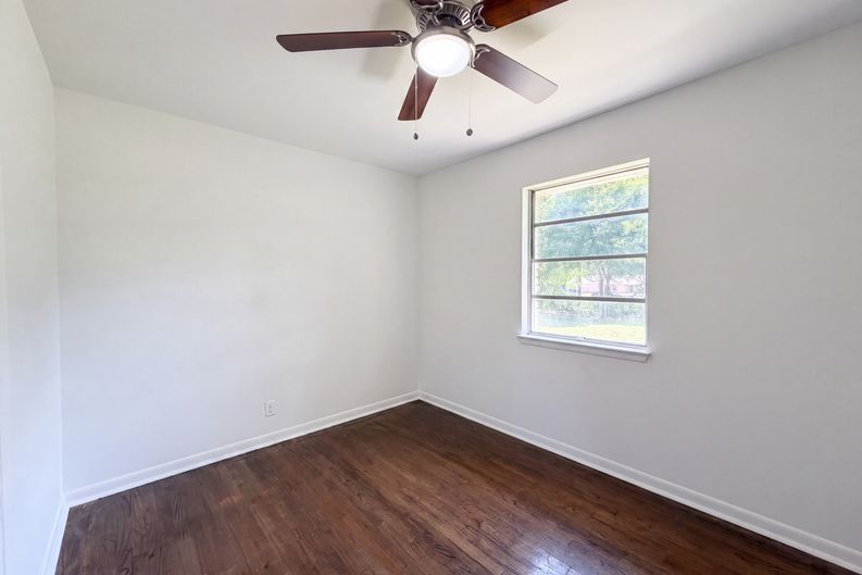 Photo 11 of 16 of 1213 S Ridgeway Dr, Cleburne, TX