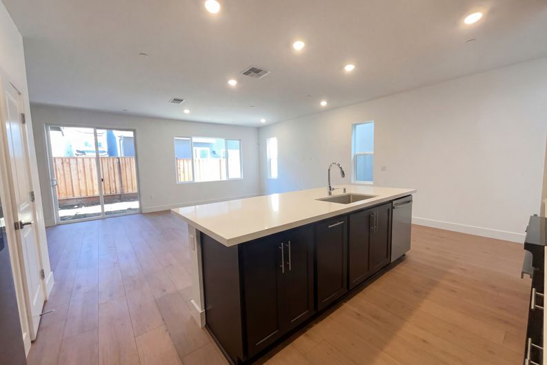 Photo 17 of 36 of 441 N Paso Robles Dr, Tracy, CA