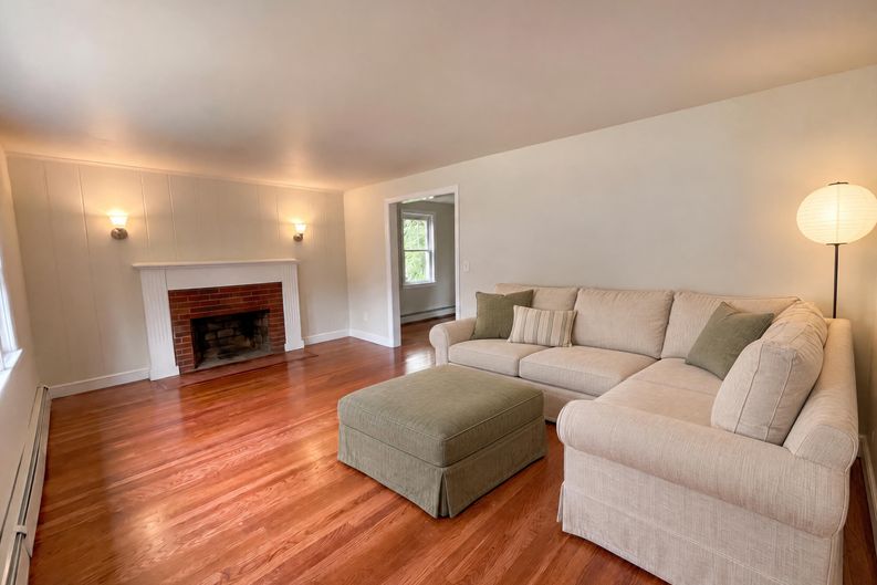 Photo 3 of 28 of 48 Woodlawn St, Randolph, MA