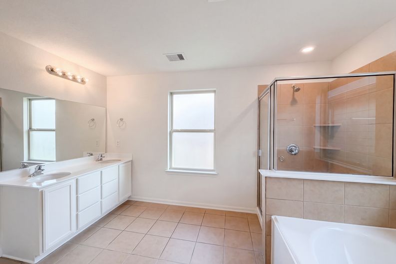 Photo 8 of 18 of 15835 Copper Oak Ln, Houston, TX