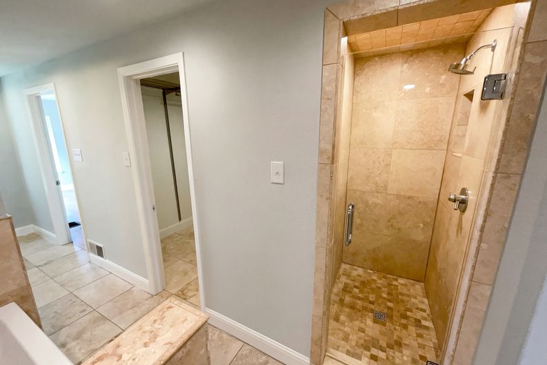Photo 13 of 18 of 4106 Walnut Hill Ln, Dallas, TX