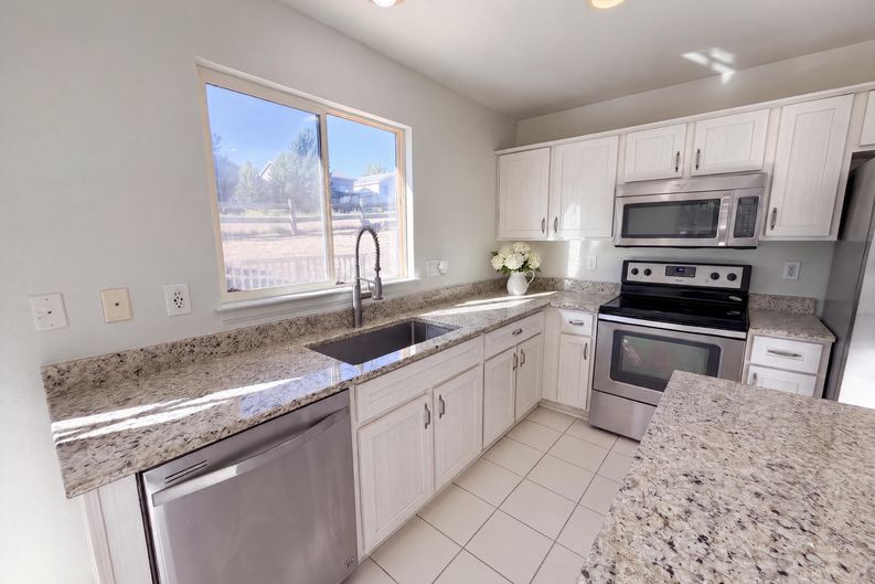 Photo 21 of 27 of 10009 Strathfield Ln, Highlands Ranch, CO