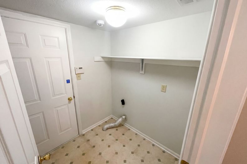 Photo 11 of 24 of 4925 Pembridge Dr, Indianapolis, IN