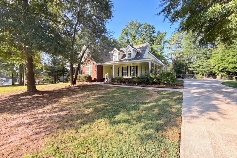 Photo 16 of 24 of 2050 Windfield Dr, Monroe, GA