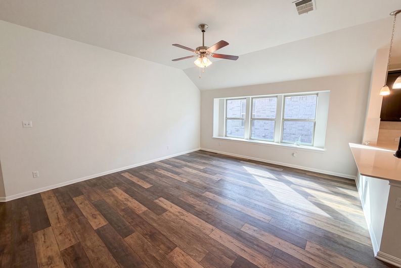 Photo 3 of 19 of 543 Tanda Ln, Hutto, TX