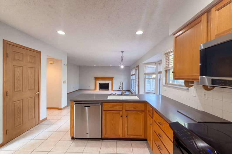 Photo 6 of 40 of 232 Brownstone Ct, Westerville, OH
