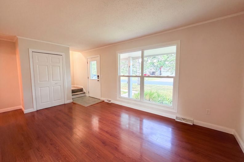 Photo 3 of 23 of 868 Wescott Sq, Eagan, MN