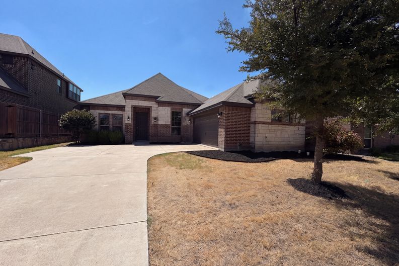 Photo 6 of 20 of 130 Red Pine Dr, Red Oak, TX