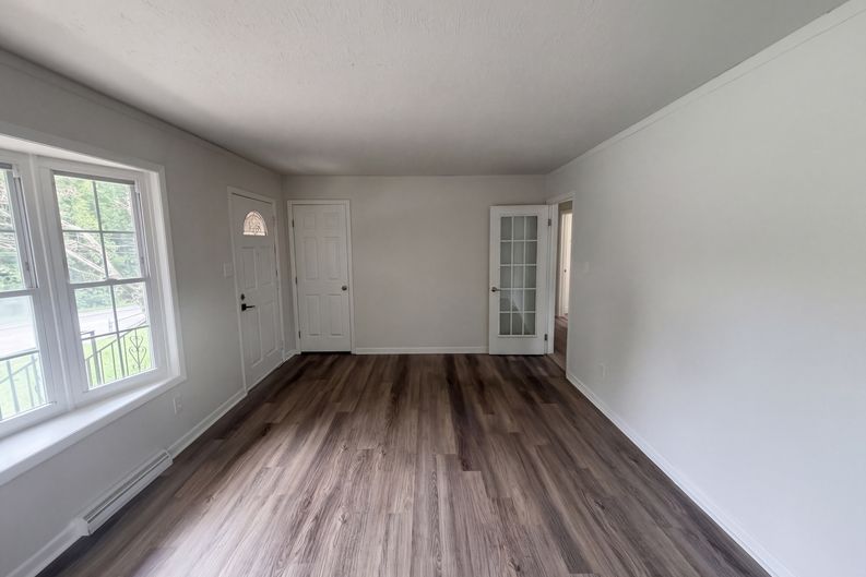 Photo 3 of 26 of 1502 W Meadowview Rd, Greensboro, NC