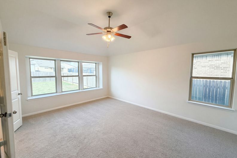 Photo 15 of 19 of 543 Tanda Ln, Hutto, TX