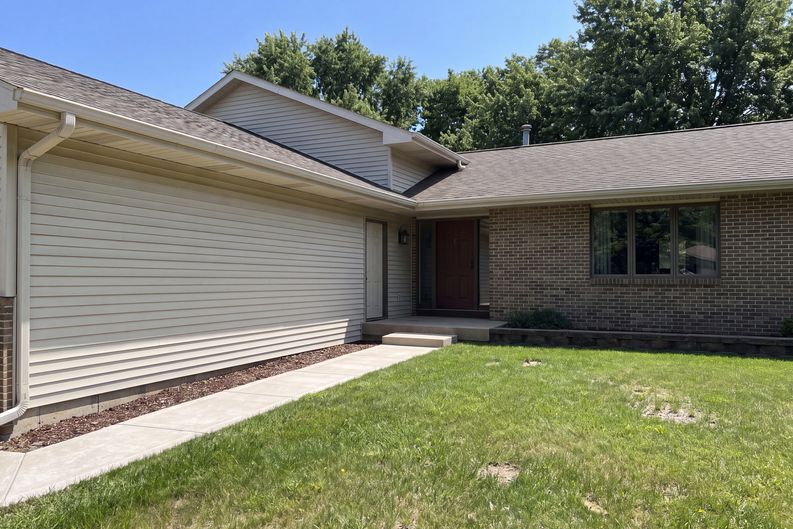 Photo 12 of 79 of 1503 Featherstone Rd, Rockford, IL