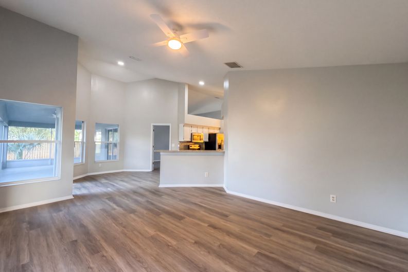 Photo 12 of 41 of 9703 Glenpointe Dr, Riverview, FL