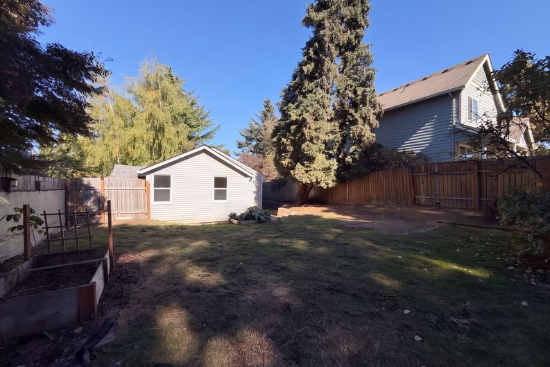 Photo 5 of 20 of 9886 SE 38th Ave, Portland, OR