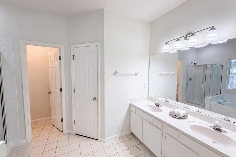 Photo 16 of 38 of 901 Lauren Kay Ct, Lawrenceville, GA