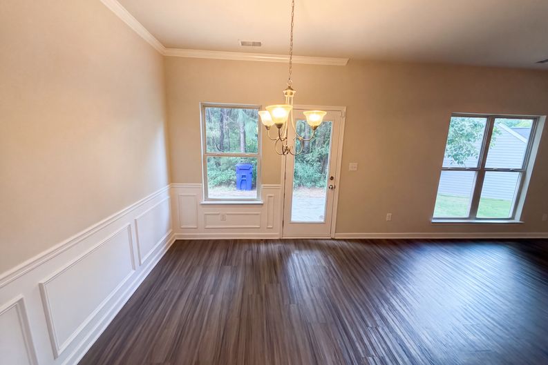 Photo 8 of 23 of 4473 Ravenwood Dr, Union City, GA