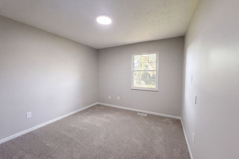 Photo 17 of 38 of 6363 Sandric Ln, Liberty Township, OH