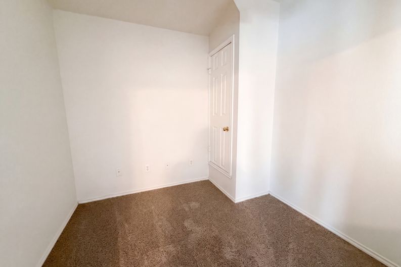 Photo 12 of 21 of 109 Eagle Dr, Luling, TX