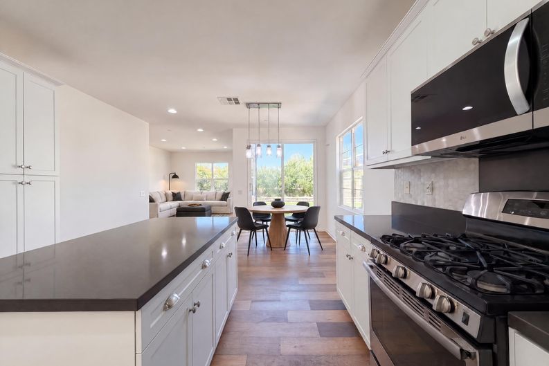 Photo 11 of 31 of 21981 Propello Dr, Santa Clarita, CA