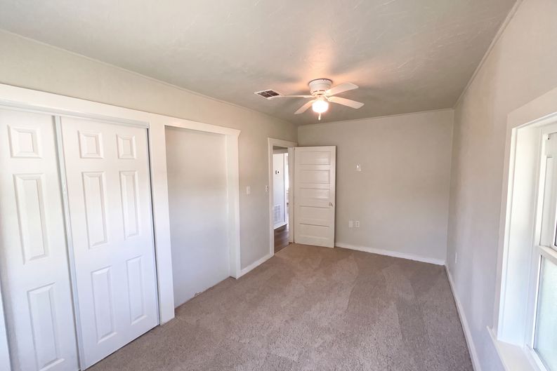 Photo 10 of 17 of 725 Kelly St, Poteet, TX