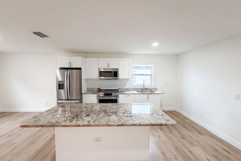 Photo 8 of 25 of 845 40th Ave S, Saint Petersburg, FL