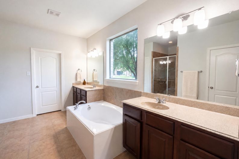 Photo 11 of 18 of 1501 Martin Creek Dr, Little Elm, TX