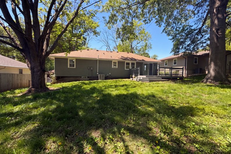 Photo 5 of 21 of 3809 S Drumm Ave, Independence, MO