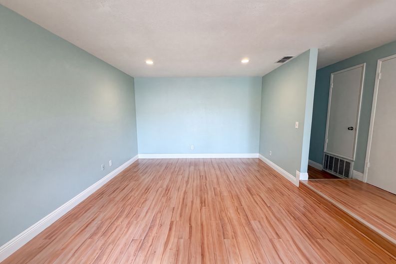 Photo 10 of 25 of 7804 McClintock Way, Sacramento, CA