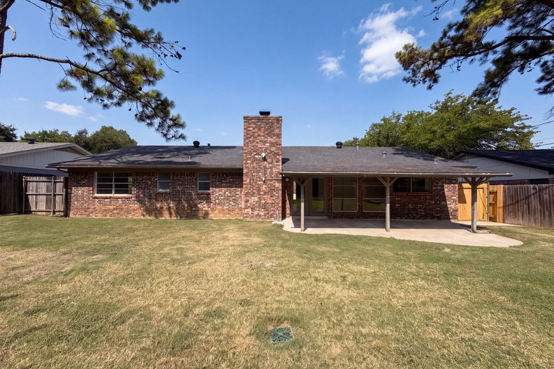 Photo 5 of 25 of 2136 Mountainview Dr, Hurst, TX