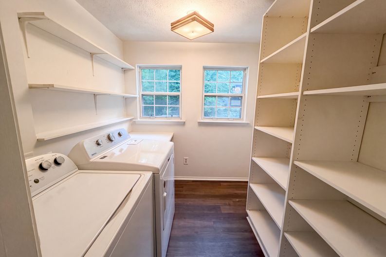 Photo 13 of 24 of 1346 Fairfield Dr SW, Lilburn, GA