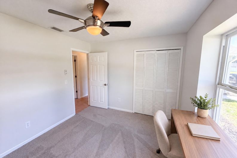 Photo 17 of 28 of 1061 Hunt St NW, Palm Bay, FL