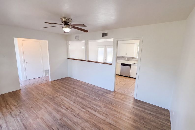 Photo 8 of 27 of 736 W Borden St, Sinton, TX