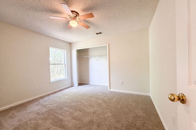 Photo 13 of 23 of 8436 Staplehurst Dr W, Jacksonville, FL