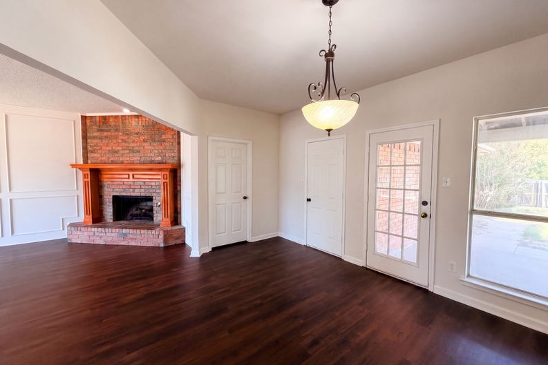 Photo 7 of 21 of 2405 Waterloo Ln, Mesquite, TX