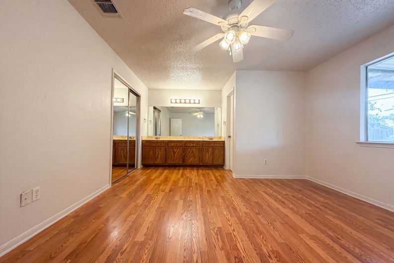 Photo 4 of 16 of 1803 Frontier Trl, Round Rock, TX