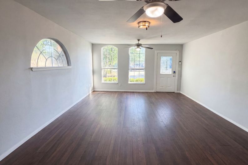 Photo 3 of 17 of 4526 S Horseshoe Trl, The Colony, TX