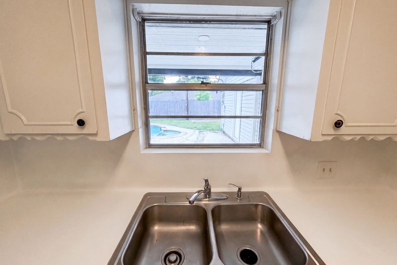Photo 10 of 26 of 910 Luella Ave, Deer Park, TX