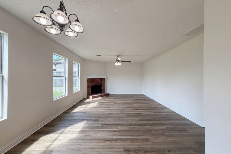 Photo 9 of 30 of 2501 Avalon Creek Way, McKinney, TX