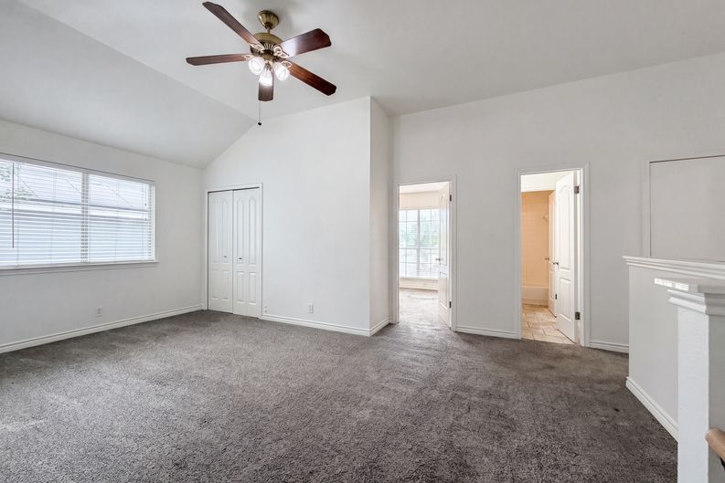 Photo 4 of 18 of 8423 Berry Knoll Dr, Universal City, TX