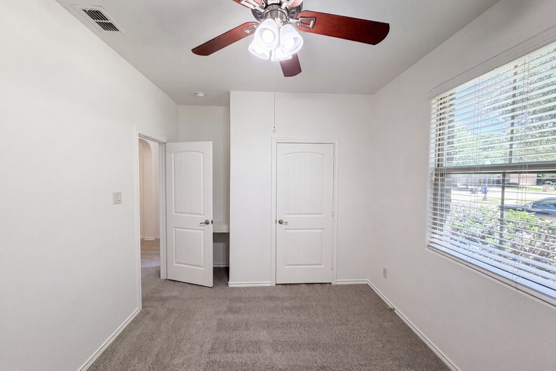 Photo 12 of 20 of 1108 Edgewater Dr, Azle, TX