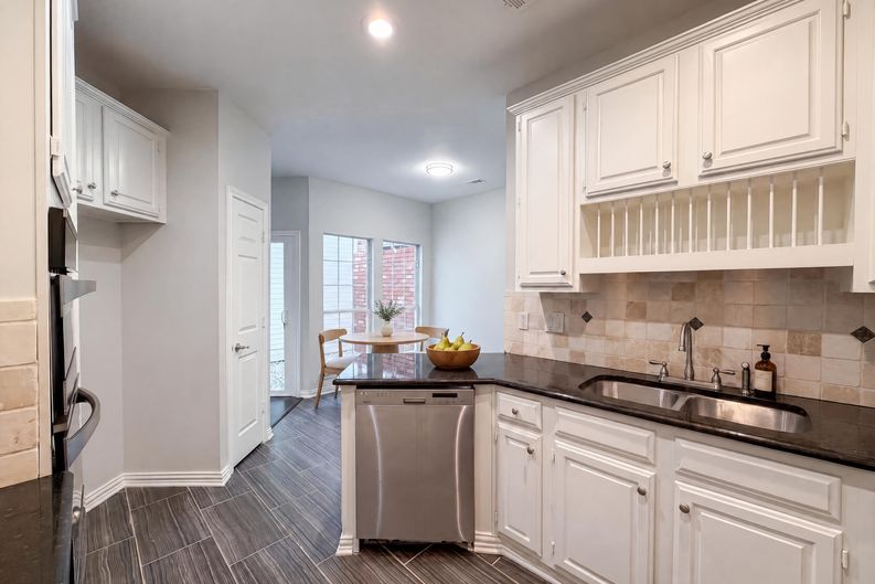 Photo 10 of 27 of 7707 Windmere Ct, Irving, TX