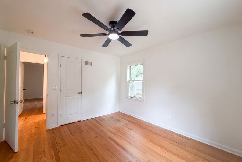Photo 7 of 22 of 5419 Roe Blvd, Roeland Park, KS